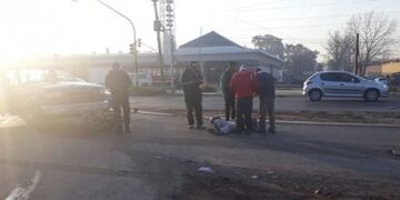 Un hombre fue atropellado con su moto por una camioneta\u002E