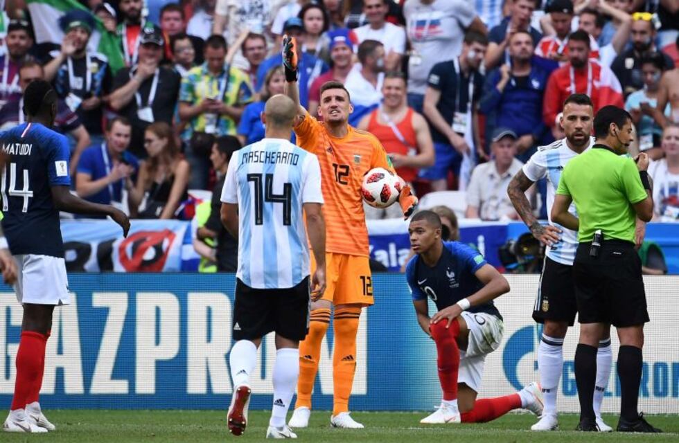 Franco Armani le contestó a un hincha de Huracán que le recordó a Mbappé