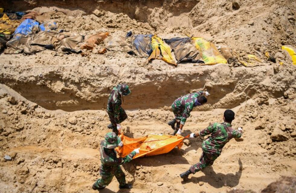 Indonesia: encontraron los cuerpos de 34 chicos enterrados en la zona del terremoto