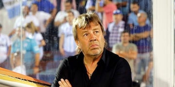 ARG01\u002E TUCUMÁN (ARGENTINA), 18/09/2018\u002E- El entrenador de Tucumán Ricardo Zielinski observa a los jugadores hoy, martes 18 de septiembre de 2018, durante un partido entre Gremio y Tucumán de la Copa Libertadores que se realiza en el Estadio Monumental José Fierro, en Tucumán (Argentina)\u002E EFE/Fabian Font tucuman Ricardo Zielinski futbol copa libertadores 2018 futbol futbolistas atletico tucuman gremio de porto alegre