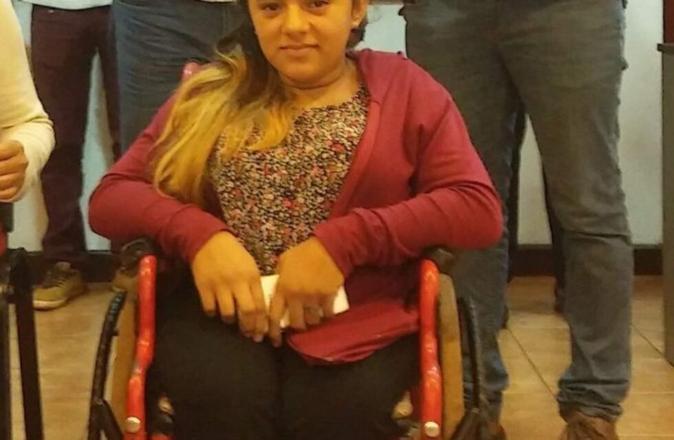 La chica con huesos de cristal no podrá comenzar las clases por falta de veredas