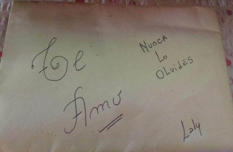 Encontró un sobre con cartas de amor y busca a su dueña