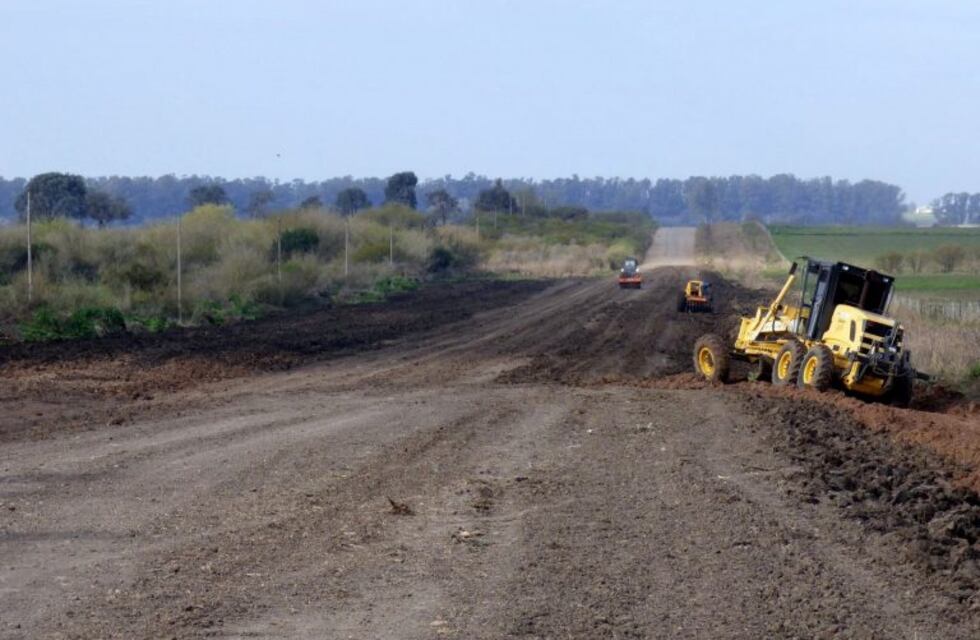 Trabajan para mejorar los caminos del departamento Uruguay