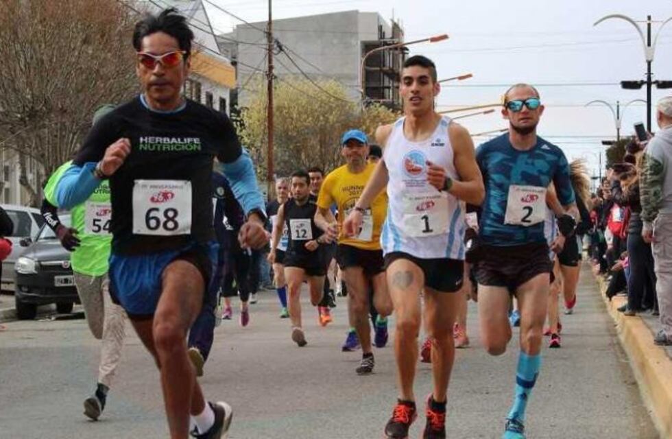 Pablo Ernaga y Cindy Ríos, los ganadores de la Prueba Atlética por el "26° aniversario Aire Libre"