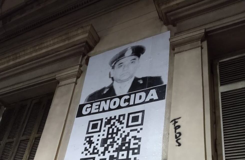 Vandalizaron un afiche que escrachaba a un genocida rosarino en el centro