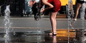 perros perro\r\n\r\nA girl cools off in a fountain in Cordoba on June 29, 2015\u002E Spain's national weather office placed Cordoba, on red alert, the highest level in the scale, meaning soaring temperatures posed an \