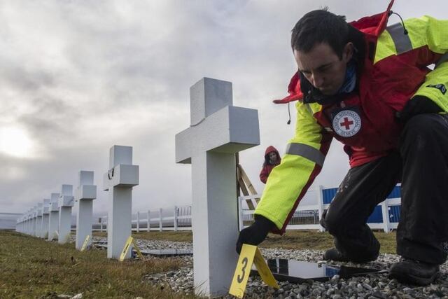 Argentina celebra nueva etapa de identificación de soldados enterrados en el Cementerio de Darwin