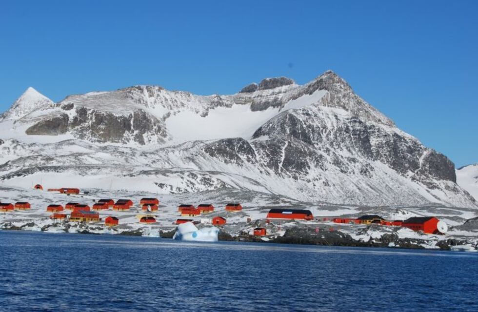 Buscan a nacidos en la base antártica Esperanza para reconstruir un registro quemado hace 40 años