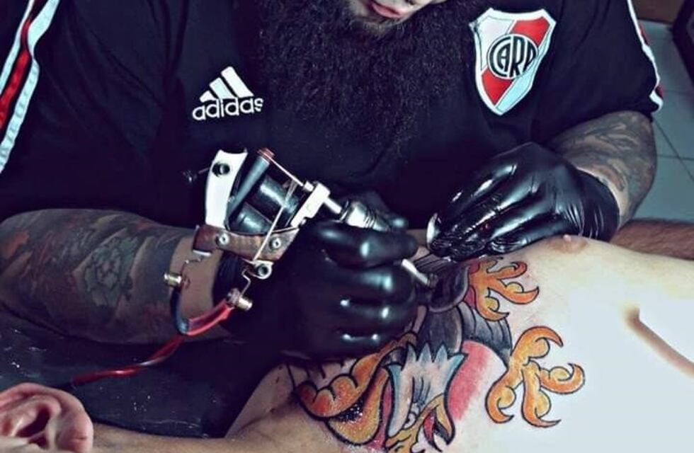 El tatuaje de Alberto que recorre el país se hizo en Comodoro