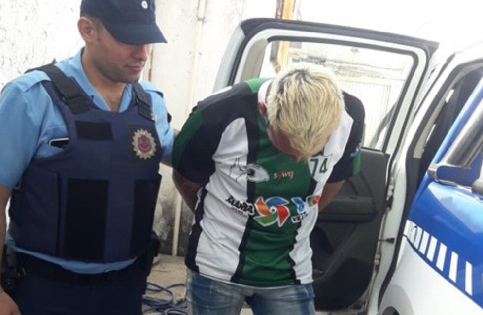 Tenía orden de restricción contra su pareja, no le importó y la atacó a "puñetazos"