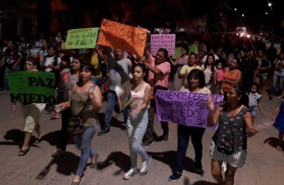 Vecinos de Embarcación marcharon en apoyo a la policía