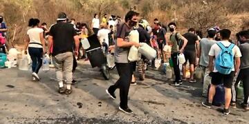 Vecinos ayudando a combatir el fuego en Carlos Paz\u002E