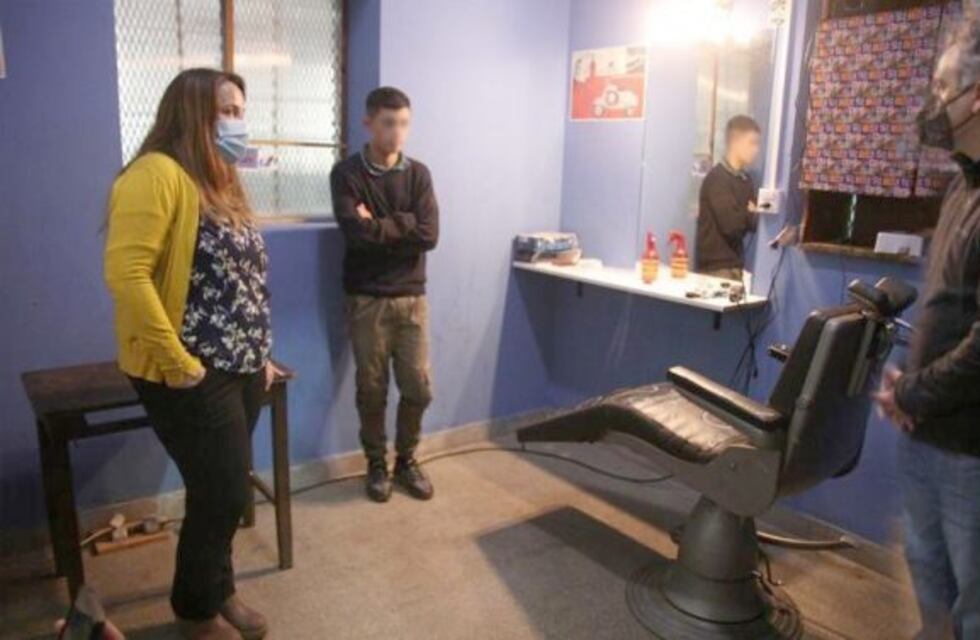 Jóvenes privados de su libertad inauguraron una peluquería y atienden a sus compañeros
