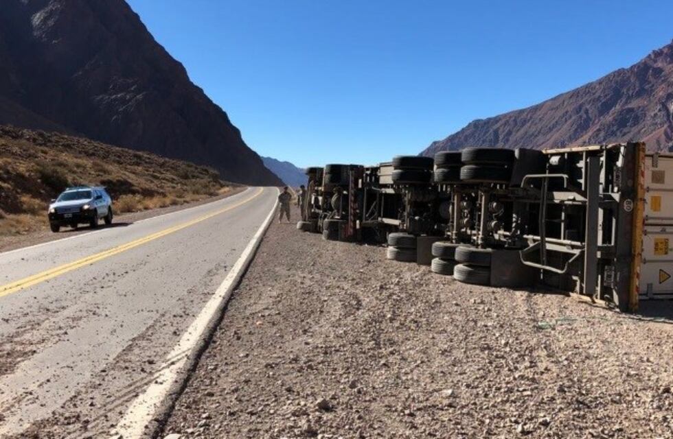 Está grave el camionero que volcó en Uspallata