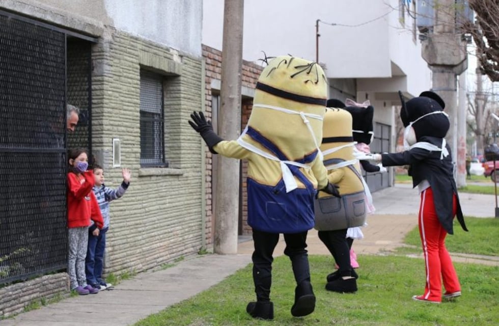 El Tren de la Alegría recorre las calles de La Plata para entretener a los niños