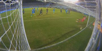 PIcó afuera\u002E Pero en el rebote hubo mano de Guidara y era penal\u002E Una final con polémica en Alberdi\u002E