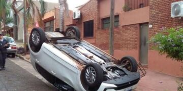 Choque y vuelco en el centro de Posadas