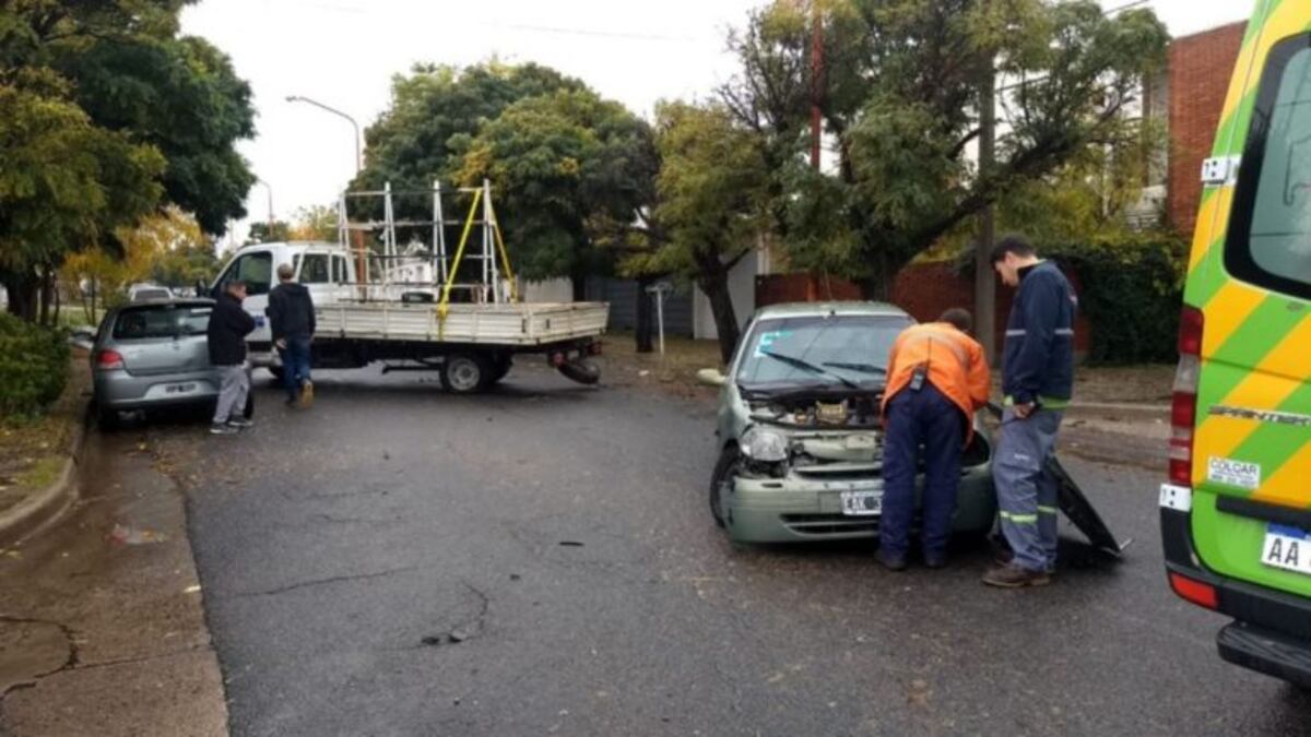 Choque entre un camión y un automóvil