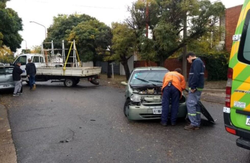 Un choque entre un camión y un automóvil dejó como saldo un herido
