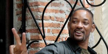 -FOTODELDÍA- CTG010\u002E CARTAGENA (COLOMBIA), 23/04/2018\u002E- El actor estadounidense Will Smith saluda a admiradores hoy, lunes 23 de abril de 2018, en Cartagena (Colombia)\u002E Smith se encuentra en la ciudad para el rodaje de la película Gemini Man, dirigida por Ang Lee\u002E EFE/Ricardo Maldonado Rozo colombia Will Smith actor estadounidense rodaje nueva pelicula artista