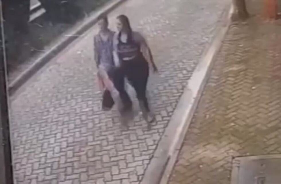 ¡Por un pelo! Un hombre salvó a su novia de ser atropellada por un auto