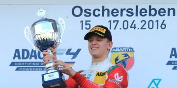 Mick Schumacher recibiendo un premio en Alemania (AFP)