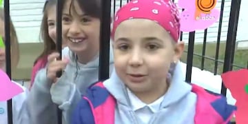 Sarita, la cordobesita que después de nueve meses de luchar contra la leucemia volvió a la escuela\u002E (Captura El Doce TV)