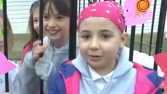 Sarita, la cordobesita que después de nueve meses de luchar contra la leucemia volvió a la escuela\u002E (Captura El Doce TV)