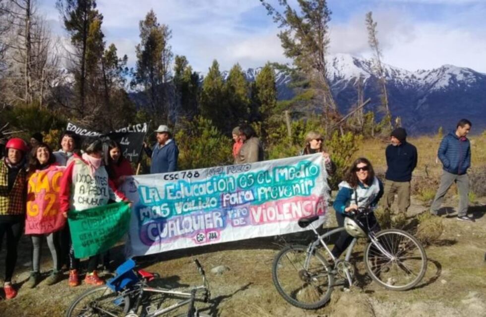 Llegaron en bicicleta de El Hoyo a Rawson en homenaje a docentes fallecidas