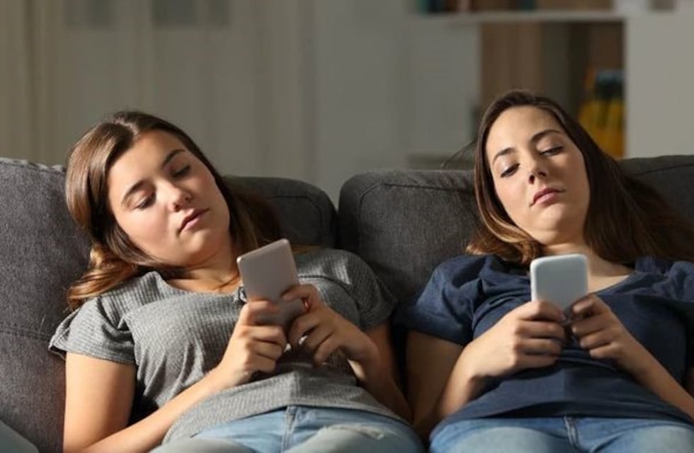 El mal uso del celular puede provocar estas lesiones musculares