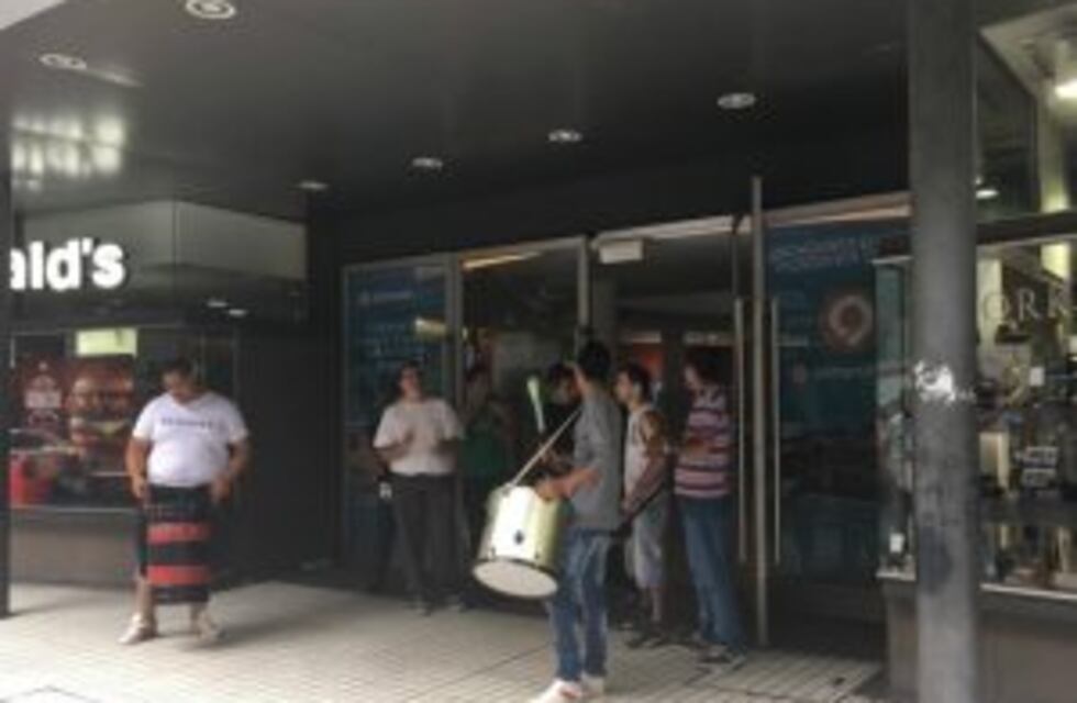 Protesta gremial bloquea el ingreso al Shopping del Siglo