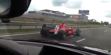 Manejó una Ferrari de Fórmula 1 en una autopista y ahora lo busca la policía\u002E