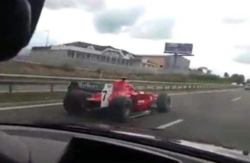 Manejó una Ferrari de Fórmula 1 en una autopista y ahora lo busca la policía