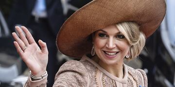 PAR03 PARÍS (FRANCIA), 10/03/2016\u002E- La reina Máxima de Holanda saluda mientras abandona el palacio del Elíseo en París, Francia, hoy, 10 de marzo de 2016\u002E Los monarcas holandeses realizan una visita oficial de dos días al país\u002E EFE/CHRISTOPHE PETIT TESSON paris francia reina maxima de holanda visita oficial de los reyes de holanda reyes luego del almuerzo en el palacio presidencial reyes holandeses