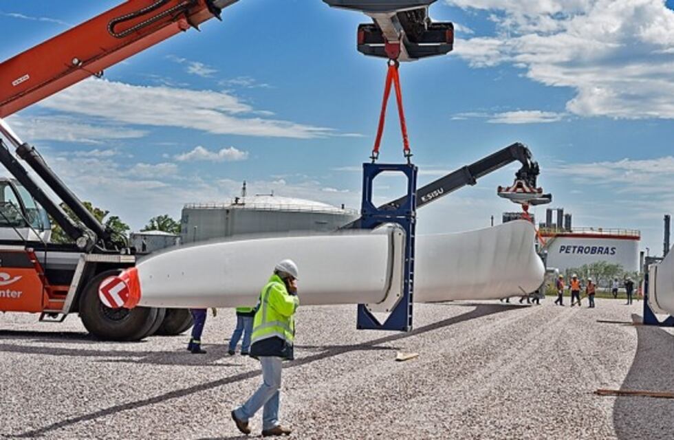 Trasladaban aspas de molino cuando fueron impactados por un colectivo