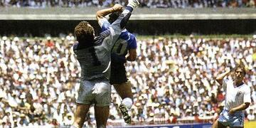 La Mando de Dios, para golpear las puertas del cielo\u002E Argentina derrota a Inglaterra con un Maradona excelso y se encamina a la final, y a su segundo título\u002E