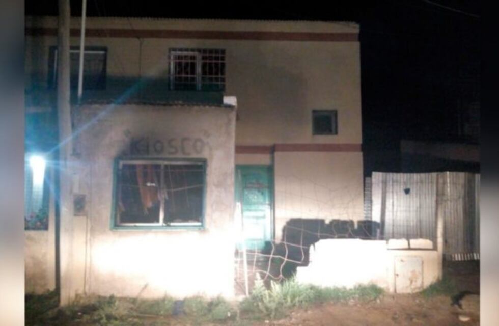 Violento enfrentamiento entre dos familias deja un herido y un local quemado