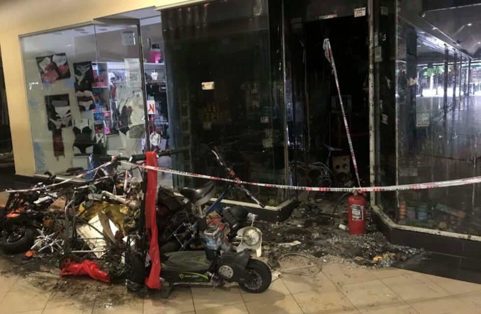 Carlos Paz: el local de venta de "bromas" incendiado había sido saqueado