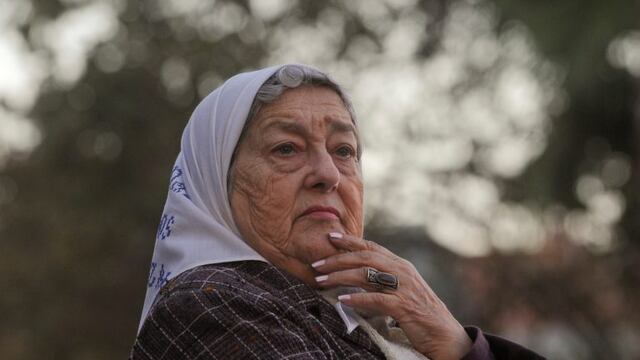 Bonafini aseguró que a partir de la gestión de Menem “empezaron las mentiras sistemáticas en la política”.