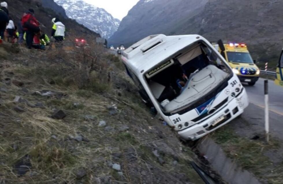 Minibus con turistas que viajaban a Mendoza volcó en Los Andes