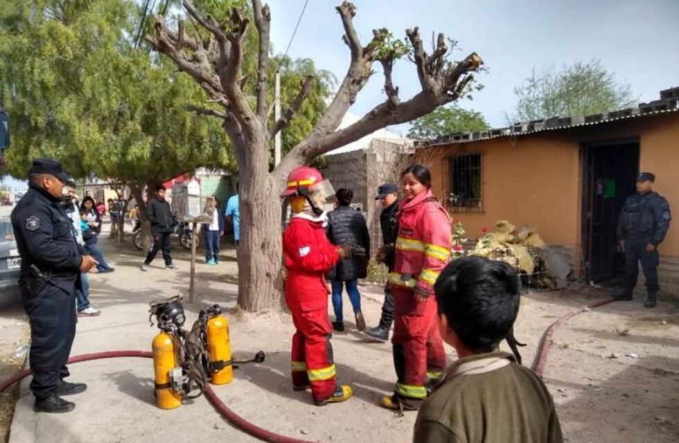 Bomberas salvaron a dos niñas de un incendio en barrio Solidaridad