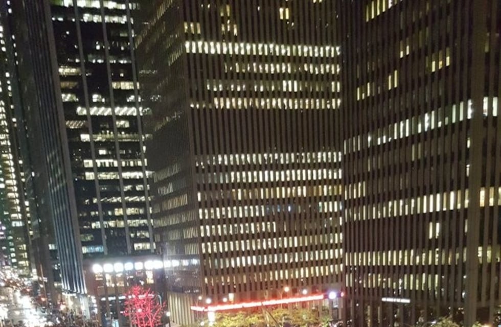 Cientos de estadounidenses protestaron el miércoles a la noche en Times Square Garden contra Trump