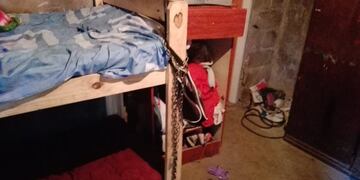 Adolescente encadenada en su casa