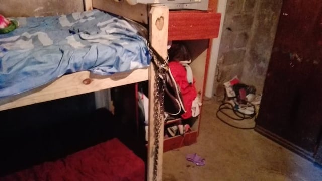 Adolescente encadenada en su casa