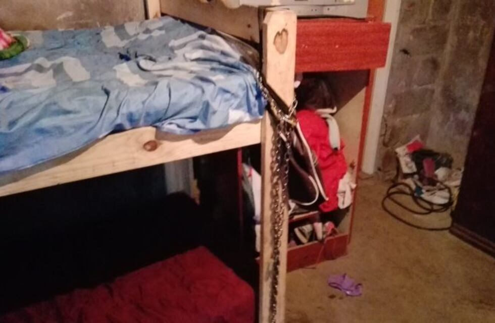 Tras un llamado al 911 detuvieron a una mujer que tenía a su hija encadenada en su casa