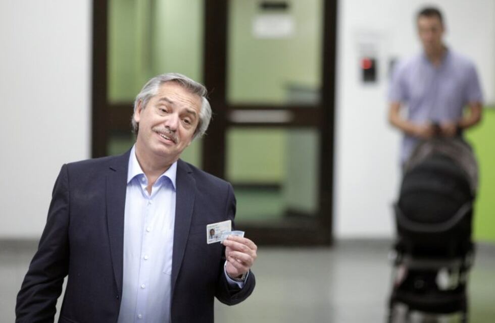 Las perlitas de la votación de Alberto Fernández: selfies, pétalos de rosa y un papa Francisco