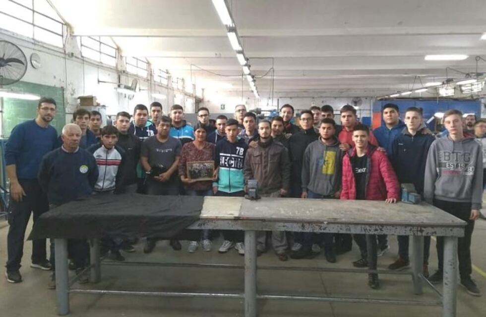 Gesto conmovedor: su "compa" murió de cáncer y le regalaron a sus papás una morsa que él construyó