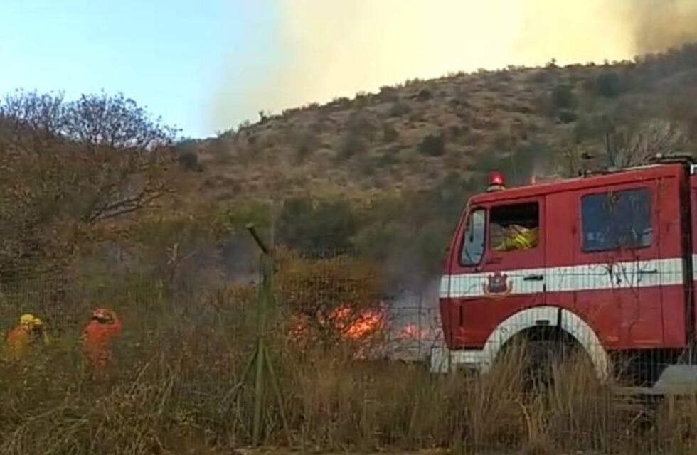 El fuego no da tregua: bomberos continúan luchando contra dos grandes focos