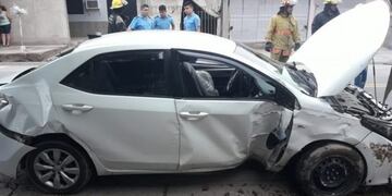 Consumía bebidas alcohólicas junto a 2 mujeres, se descuidó y le robaron el auto