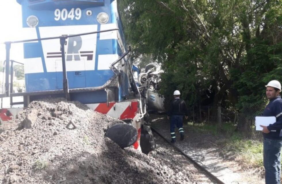 Chocaron un tren de carga y un camión en Colonia San Miguel